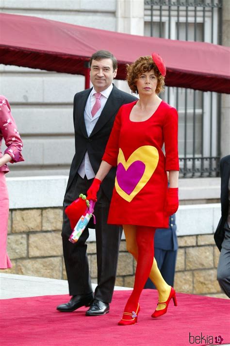 agatha ruiz dela prada boda felipe y letizia|Del vestido 'republicano' de Ágatha Ruiz de la Prada al pañuelo .